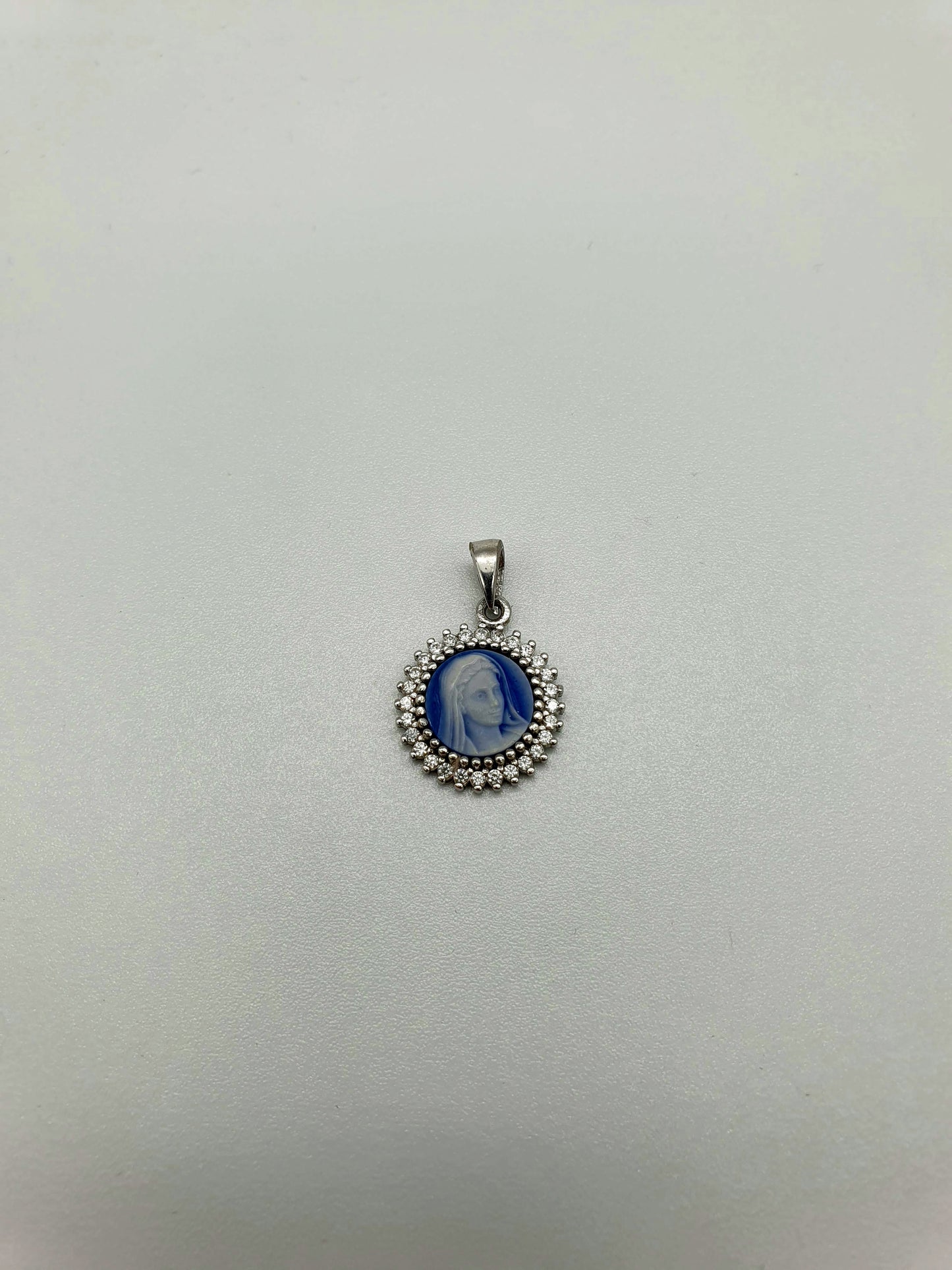 Sliver 925 pendant with zircons "Queen of peace"