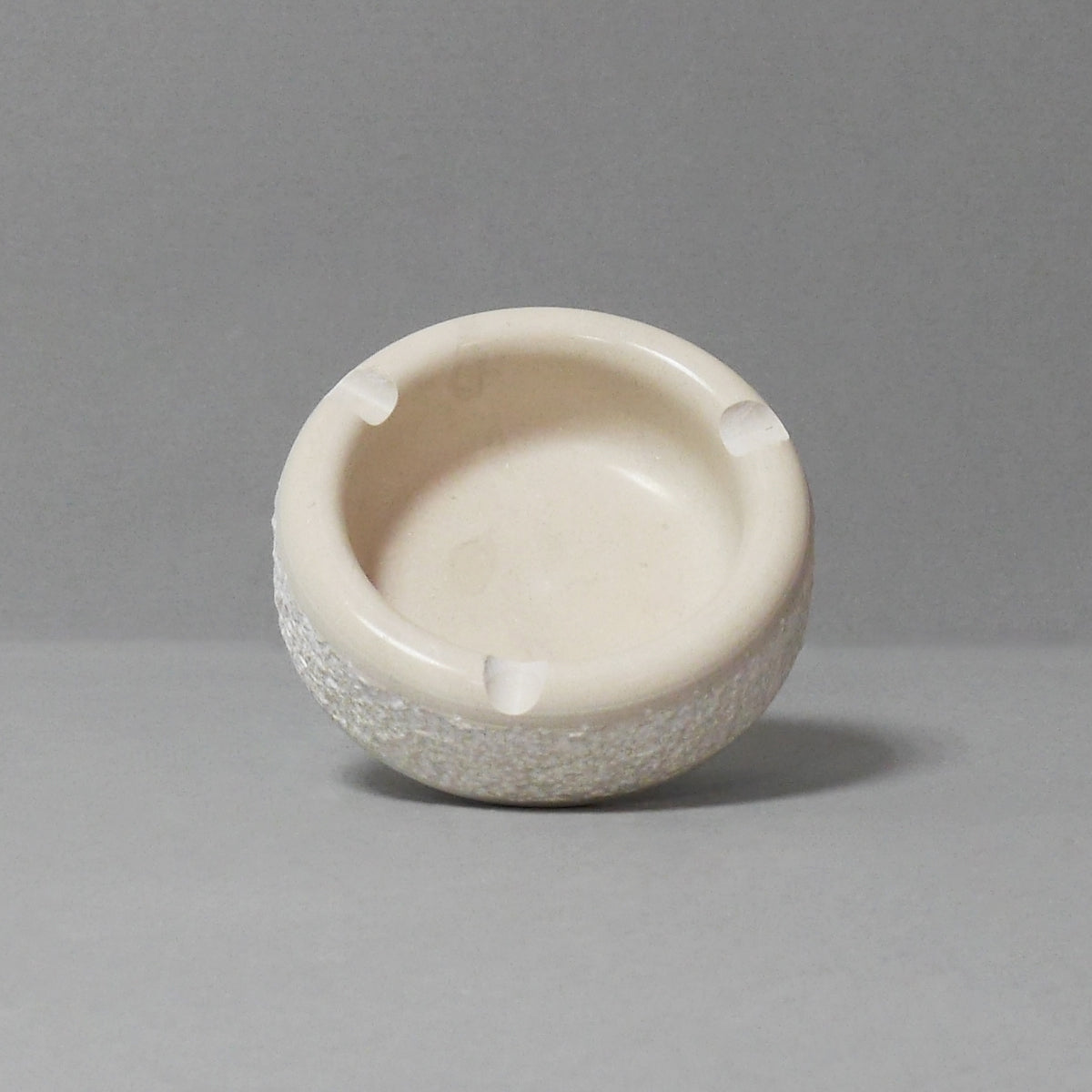 Ashtray polished / struck – thin / gray